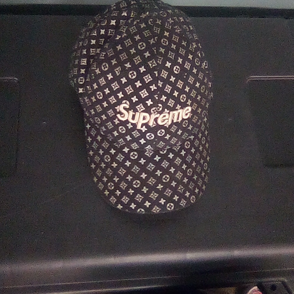Supreme brand, adjustable, black and gold basebal hat